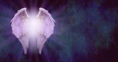 Kırsal Melek Mesaj Arkaplanı - Mor karıncalanmış melek kanatları, koyu mavi taş efekti üzerine parlayan ışık merkezi, metin için geniş bir arkaplanı var.