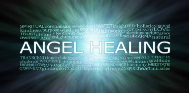 Ethereal Angel Şifalı Kelime Bulutu Sancağı- koyu yeşil ile açık yeşil, manevi zoom yapan ışık arkaplanı ile ANGEL şifalı kelime bulutu ve kopyalama alanı 