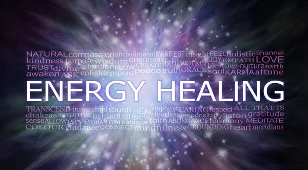 Ethereal Energy Healing Word Cloud バナー エネルギーヒーリングワードクラウドとコピースペースを備えた濃い紫と緑の精神的な輝く羽の背景 — ストック写真