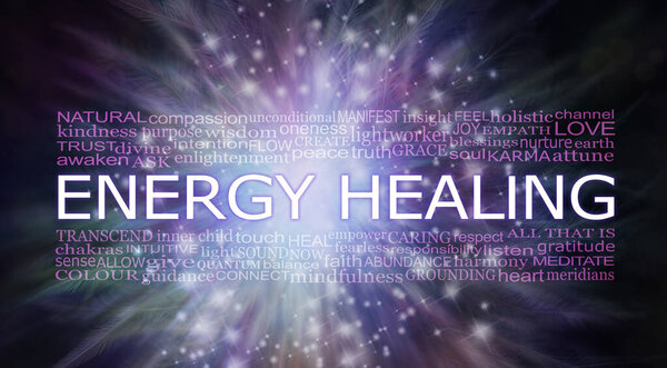 Ethereal Energy Healing Word Cloud Banner - темно-фиолетовый и зеленый духовный сверкающий фон с ЭНЕРГИЧЕСКИМ ЗДОРОВЬЕМ облаком слов и копировальным пространством 