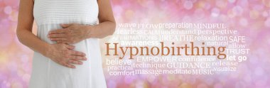 Hipnoz Kelime Bulutu 'nu düşünün. Beyaz elbiseli, elleri karnında bir kadın. Pembe bir arka planda HYPNOBIRING kelime bulutunun yanında. 