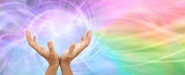 Gökkuşağı Girdabı Enerji Fenomeni Mesaj Sancağını İyileştirmek - sağ tarafta kopyalanmak üzere gökkuşağı renkli bir arkaplanda ve boşlukta bir enerji girdabı içinde uzanan kadın elleri 