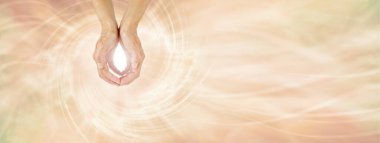 Şifacı Koşulsuz Sevgi İyileştirici Enerji gönderiyor. Kadın elleri, soluk altın bir girdap enerji alanı ile mesajlar için yer arasında parlak bir ışıkla O şekli oluşturuyor.