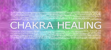 CHAKRA şifalı gökkuşağı bayrağı ile ilgili kelimeler - pembe mavi turkuaz yeşil turuncu, turuncu, kırmızı çakra renkli, ortasında çakra şifalı kelime bulutu olan ve uzayı kopyalayan