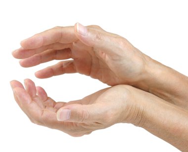 Kadın Şifacı 'nın beyaz arka planda nazikçe kavrayan elleri. Olgun kadının elleri, beyaz arka planda izole edilmiş, kopyalama alanı olan elleri.