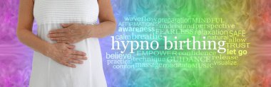 Hipnoz Kelime Bulutu 'nun Yararları - elleri karnında beyaz elbiseli bir kadın gökkuşağı renkli ince desenli bir arka planda HYPNOBIRthing kelime bulutunun yanında 