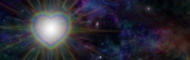 Kozmik Gökkuşağı Yüreği Işığı arka planı - karanlık yıldızlı gece derin uzay arkaplanı ve gökkuşağı renkli gökkuşağı renkli ışık dışa doğru ve sağ tarafta kopyalama alanı
