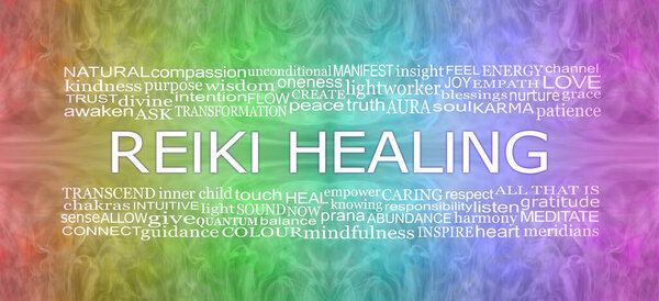 Слова, связанные с REIKI ЗДОРОВЬЕ радуга баннер - розовый синий бирюзовый зеленый желтый оранжевый красный цвет чакры фон с Reiki исцеляющее слово облако в середине и копировать пространство