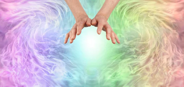 通过以太向你发送遥远的疗愈 女性的手在被彩虹色能量场环绕的白光上盘旋 四周都是复制的空间 — 图库照片