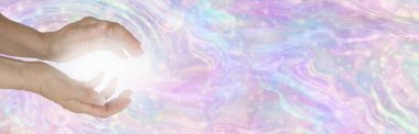 Sihirli akışkan şifalı enerji mesaj pankartı - parlak beyaz ışıkla kavrulmuş kadın elleri ruhani bir pastel ile renklendirilmiş sihirli, ince arkaplan ve kopyalama alanı