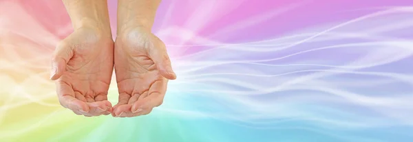 Wysyłanie Wielobarwnego Banera Wiadomością Uzdrawiającej Energii Kobiece Dłonie Tęczowe Kolorowe — Zdjęcie stockowe