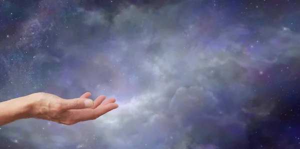 Het Aanbieden Van Cosmic Message Banner Vrouwelijke Open Hand Aan — Stockfoto