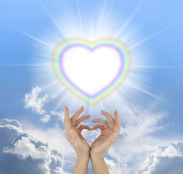 Rainbow Heart Cielo Blu Sfondo Mani Rendendo Una Forma Cuore — Foto Stock