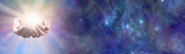 Небесное знамя Божественной Силы Жизни - женский мешок с ярко-золотой белой световой энергией на фоне голубого звездного неба с копировальным пространством справа                               