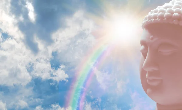 Budda Regenboog Meditatieve Blauwe Lucht Achtergrond Gedeeltelijke Boeddha Hoofd Aan — Stockfoto