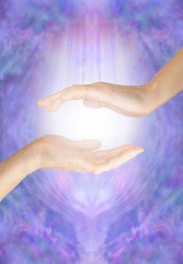 Palmiye çakrasından gelen enerjiyi hissederek - beyaz ışıkla başka bir elin üzerinde süzülen açık el ile yazılar için alanı olan ruhani mavi leylak enerji alanı arasında