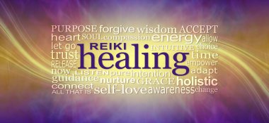 Reiki Şifalı Kelimeler Duvar Sanatı Sanatı Sanatı Sanatı Sanatı - derin mor ve altın arkaplan. Reiki terapistinin şifa odası duvarı için ideal bir şifa bulutunun arkasında sürükleyici bir enerji hattı var.