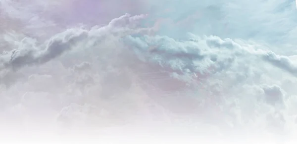 ロマンチックなピンクの青いエーテルの雲の風景 テキストのためのスペースとピンクと青で天の淡いパフィーの雲のストリームの広いパノラマ — ストック写真