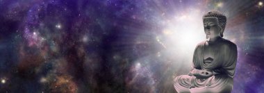 Budizm Aydınlanma İlahi Mesaj Arkaplanı - Buddha nilüfer konumunda sağda oturmakta koyu mavi gökyüzü arkaplanında kopya için boşluk                               