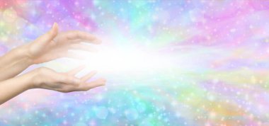 Reiki Işıkçı Şifa Elleri ve beyaz ışık mesajı pankartı - beyaz ışık ile kadın elleri arasında çok renkli bir ruhani ışıldayan arka plan fotokopi alanı ile