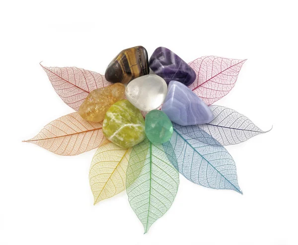 Heilende Chakra-Kristalle auf Blättern — Stockfoto