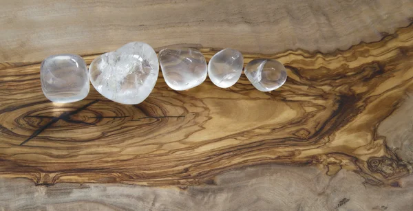 Чистые кристаллы на фоне оливкового дерева Лицензионные Стоковые Изображения
