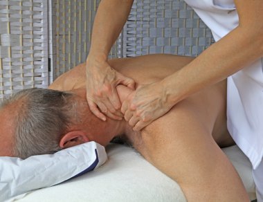 Derin doku masajı Trapezius kas