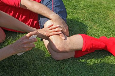 Oyun alanı üzerinde tedavi gören sporcu yaralı