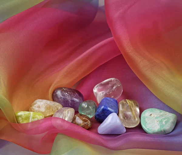 Chakra edelsteine auf regenbogen chiffon — Stockfoto