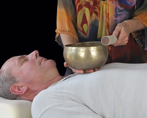 Sound Healer travaille avec le Tibetan Singing Bowl — Photo