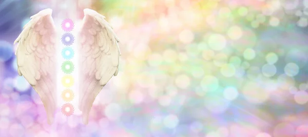 Reiki Angel vleugels en zeven chakra's website header — Stockfoto