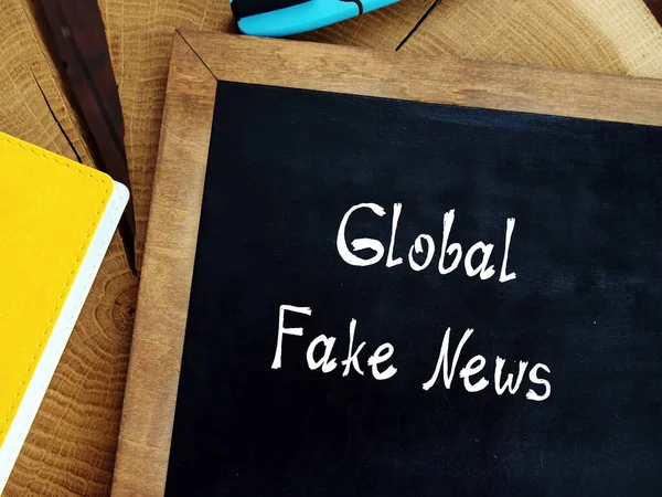 Знак Global Fake News Листе — стоковое фото