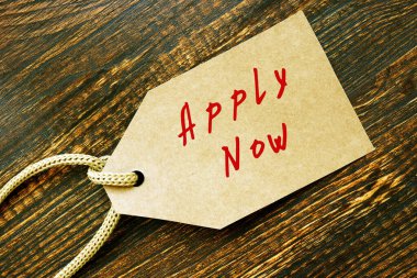 Şimdi Uygula ile ilgili iş konsepti kağıt parçasına yazılan