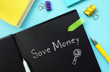 İş konsepti: Kağıt üzerinde yazı olan para k kaydet