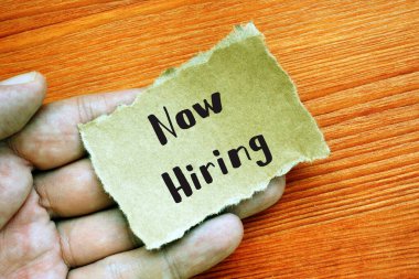 Finansal konsept: Sayfadaki yazıyla birlikte işe alma