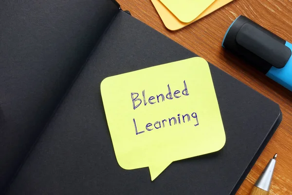 Conceito Financeiro Sobre Blended Learning Com Sinal Folha — Fotografia de Stock