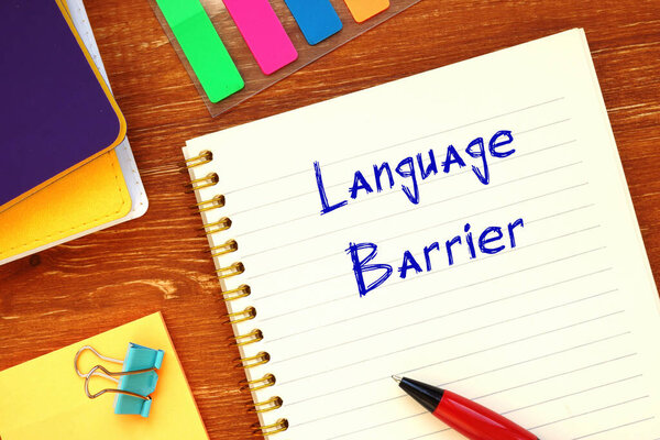 Финансовая концепция означает языковой барьер со знаком на листе