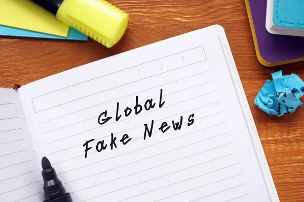 Foto Conceitual Sobre Global Fake News Com Texto Manuscrito — Fotografia de Stock