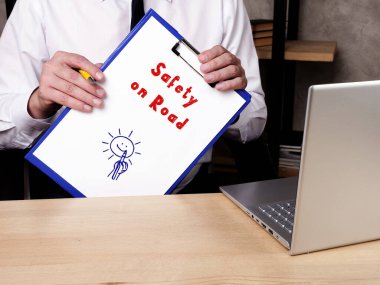  Yoldaki Güvenlikle ilgili finansal kavram ve sayfada yazılar