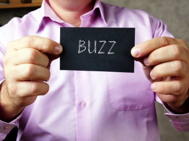 İş kavramı, kağıt parçasında yazılı olan BUZZ anlamına gelir