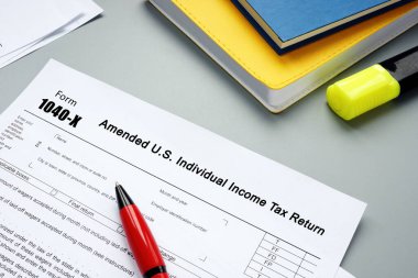  Form 1040-X Değiştirilmiş A.B.D. hakkında finansal konsept. Bireysel Gelir Vergisi Kağıt parçasında cümlelerle birlikte geri dön