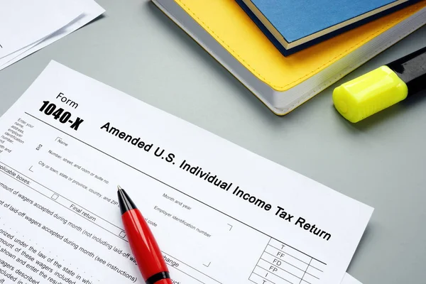 様式第1040 Xに関する財務概念 改正された米国 一枚の紙にフレーズを付した個人所得税申告書 — ストック写真