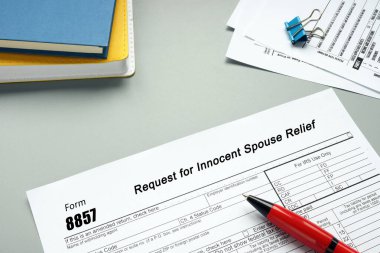  Finansal konsept: Form 8857 Masum Eş Yardımı Talebi