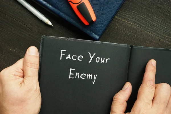 Lifestyle Concept Face Your Enemy Met Bord Het Blad — Stockfoto