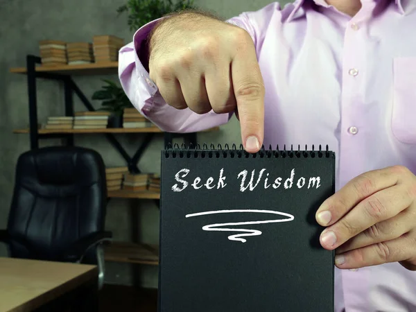 Foto Conceptual Sobre Seek Wisdom Con Frase Manuscrita —  Fotos de Stock