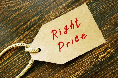 İş konsepti: Sayfadaki cümleyle Doğru Fiyat