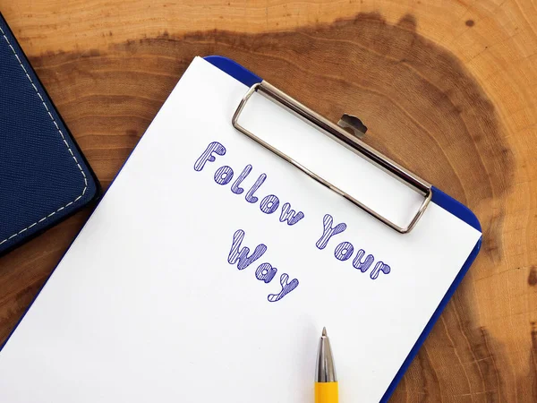 Motivationskonzept Follow Your Way Mit Phrase Auf Dem Blatt Papier — Stockfoto