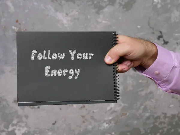 Motivationskonzept Über Follow Your Energy Mit Phrase Auf Dem Blatt — Stockfoto