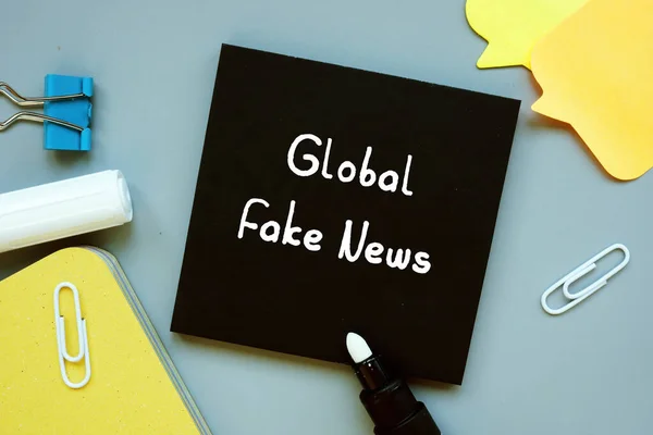 Koncepcja Biznesowa Oznacza Global Fake News Napisem Kartce Papieru — Zdjęcie stockowe