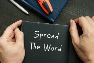 İş konsepti: Kelimeyi kâğıt parçasına kazıyarak yayın.